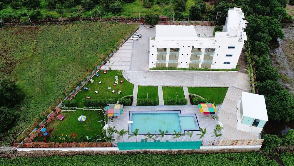 Carina Retreat Resort