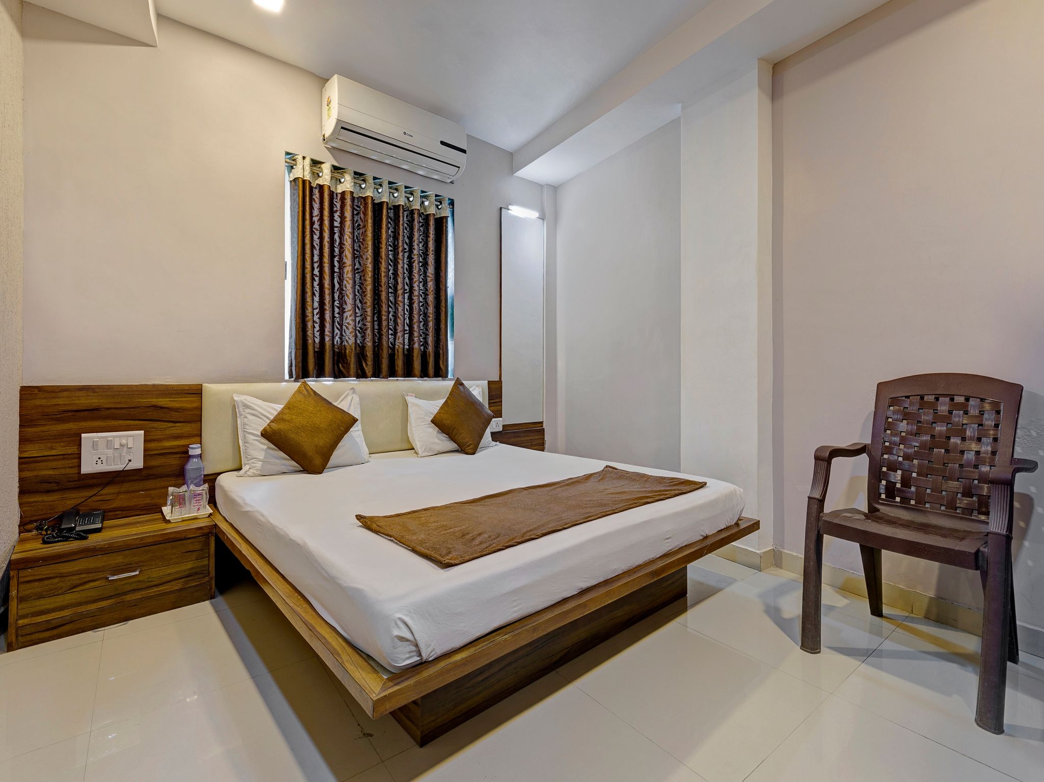 Hotel Saffron Deluxe AC Room 7