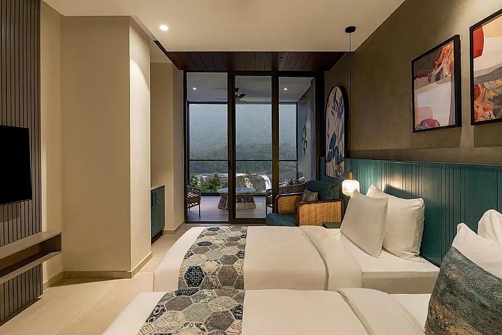 Flora Misty Falls Deluxe Mountain View 4