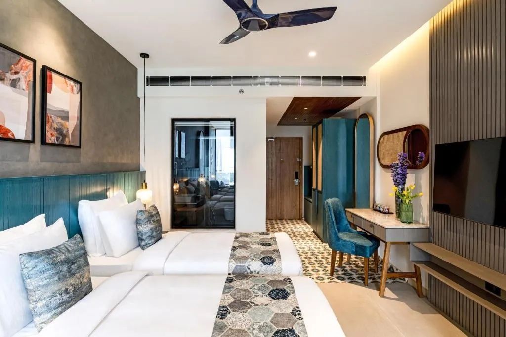 Flora Misty Falls Deluxe Mountain View 3