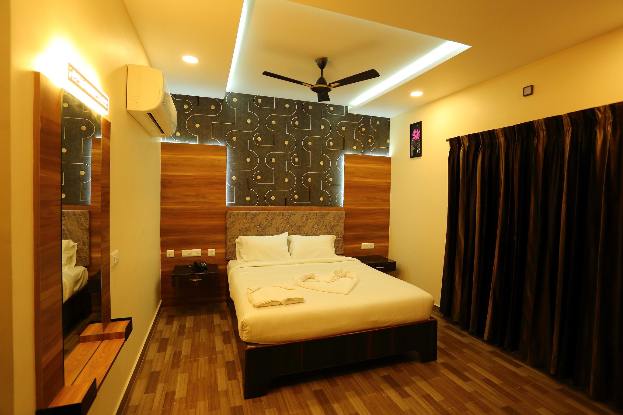 Vedha Residency Deluxe Double Room 6