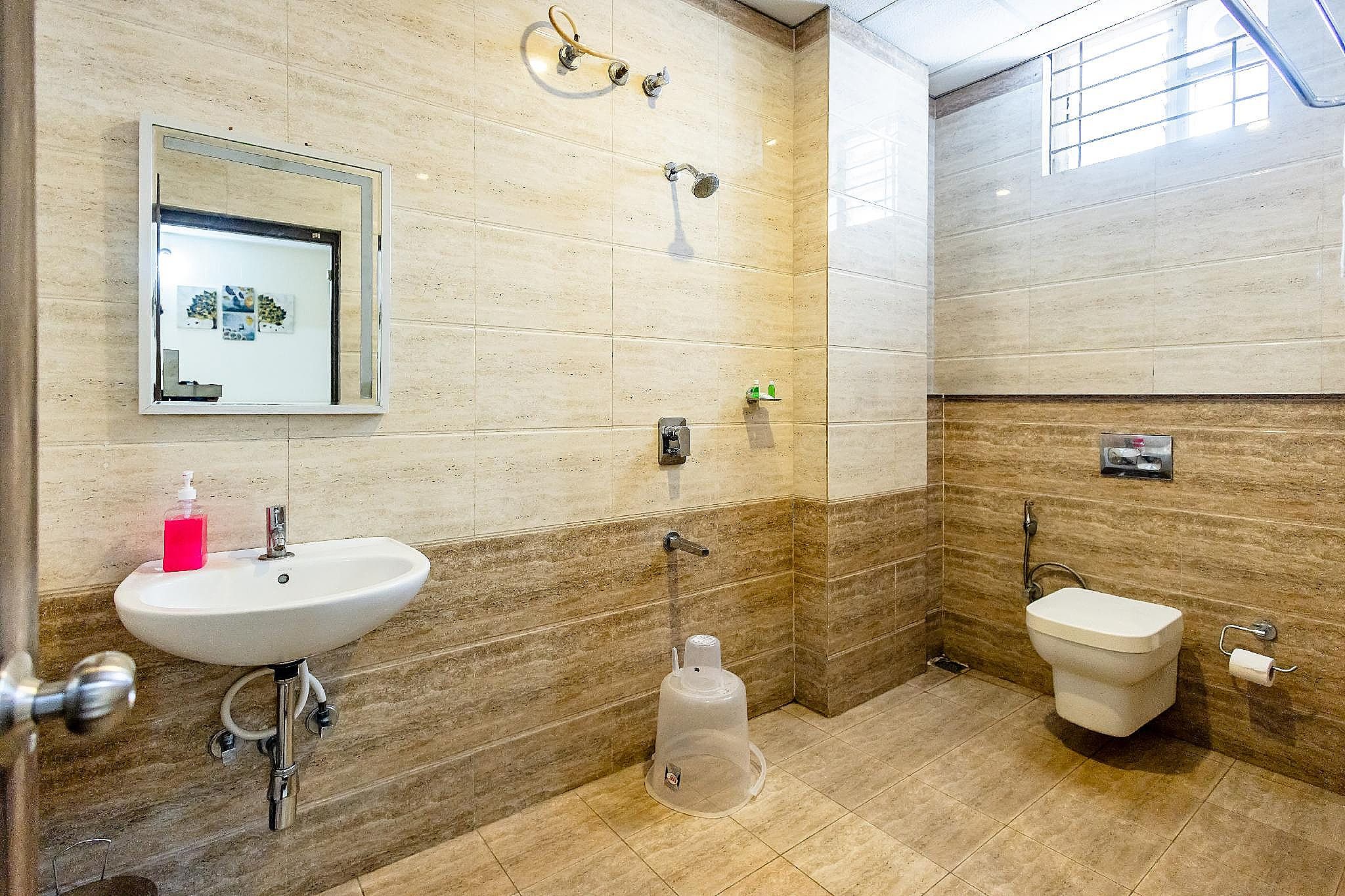 Suraksha Stay Kundalahalli Deluxe King Room 3