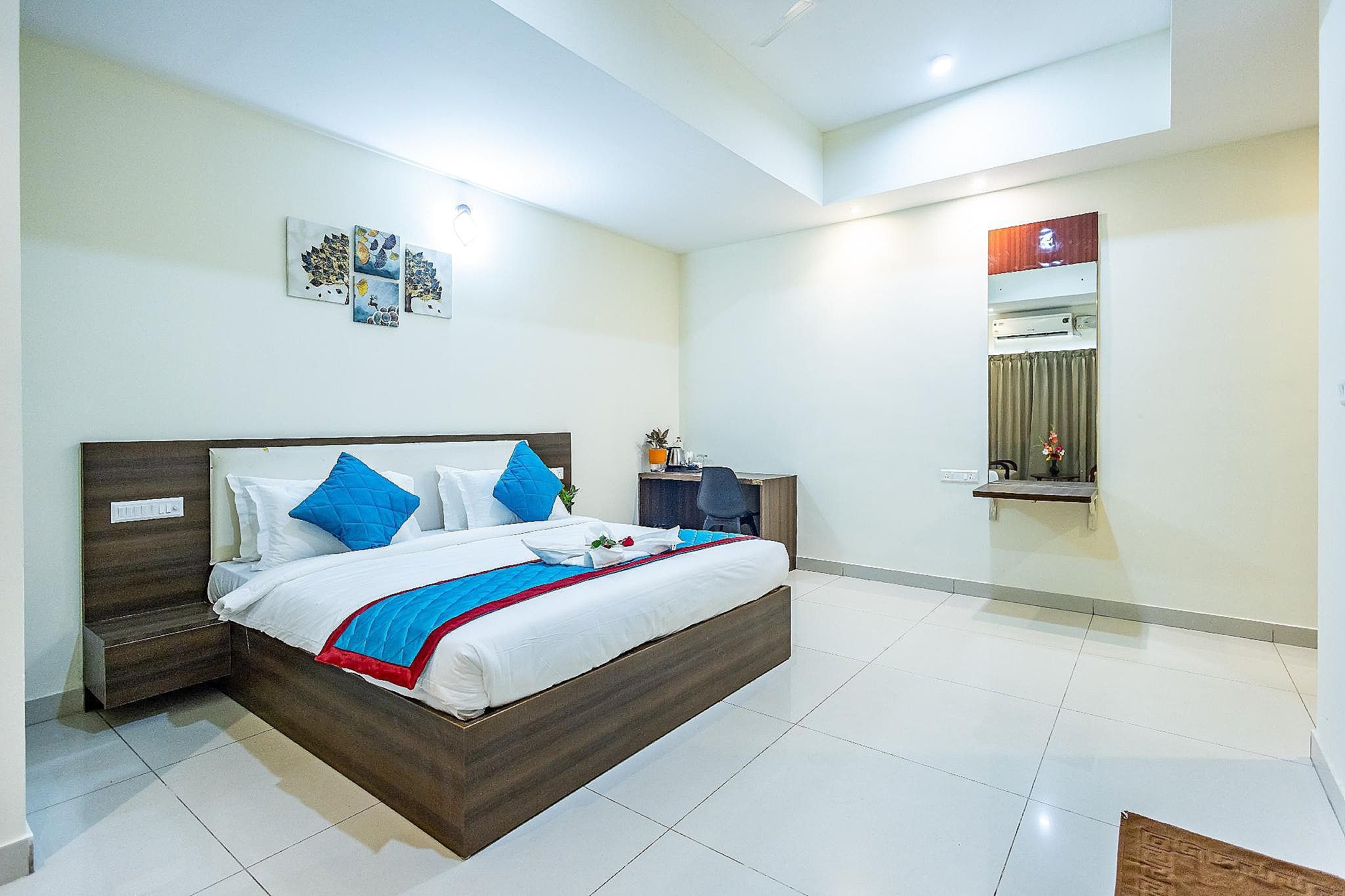 Suraksha Stay Kundalahalli Deluxe King Room 2