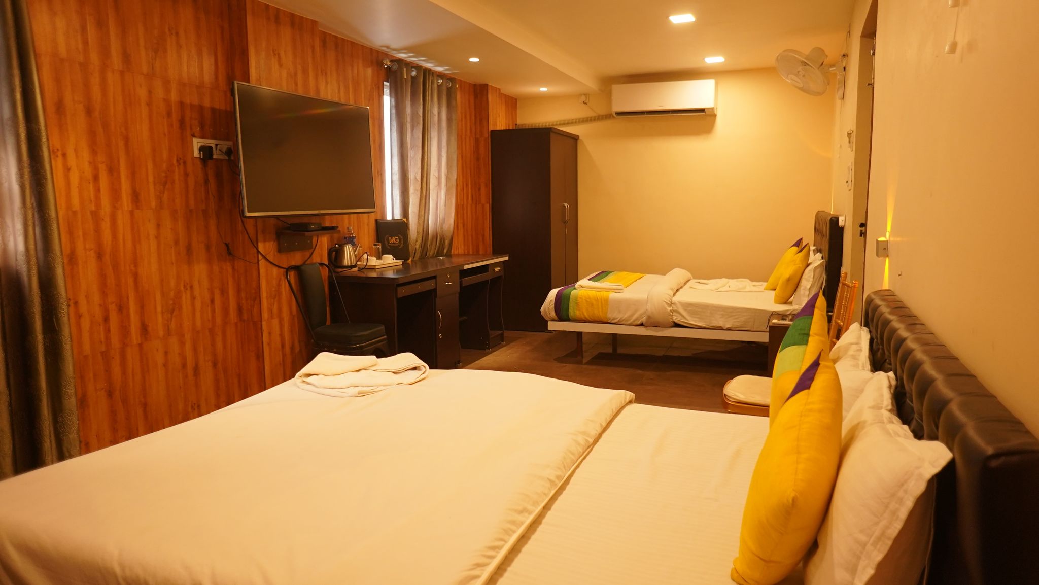 AC TEAK ROOM