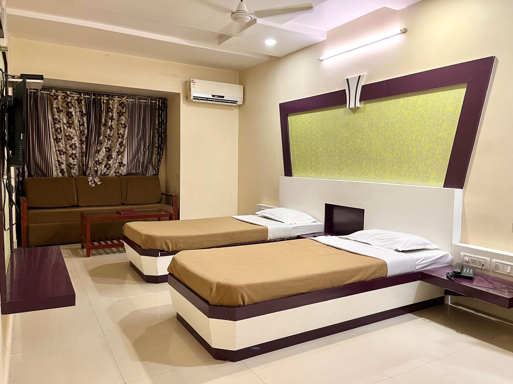 Hotel Woodlands Inn Deluxe Room 2