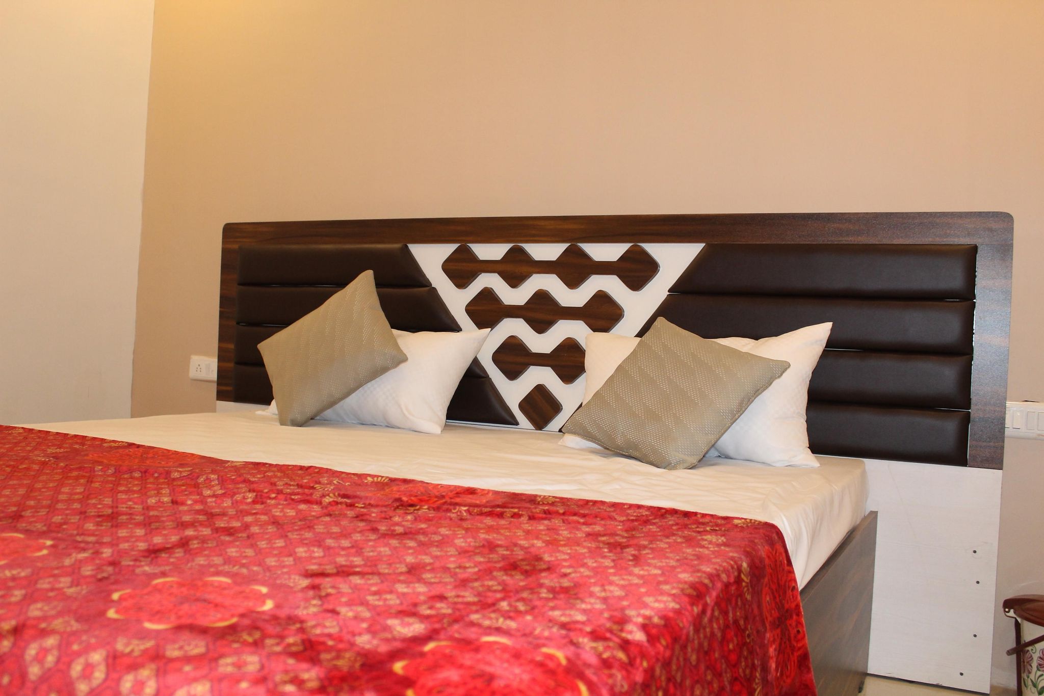 HOTEL SKYLARK DELUXE NON A.C 5