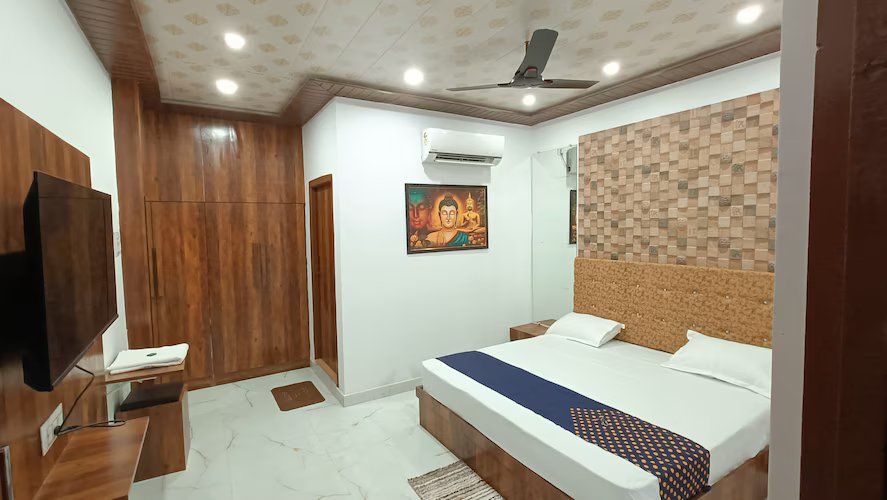 Deluxe AC Room