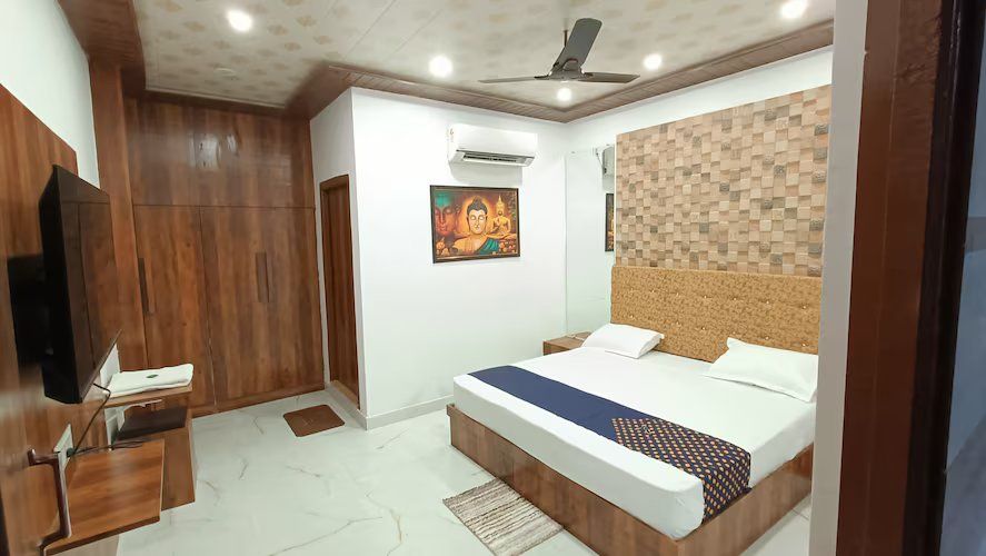 Deluxe AC Room