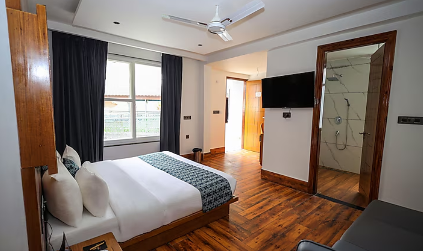 Royal Suite Private Balcony with Courtyard