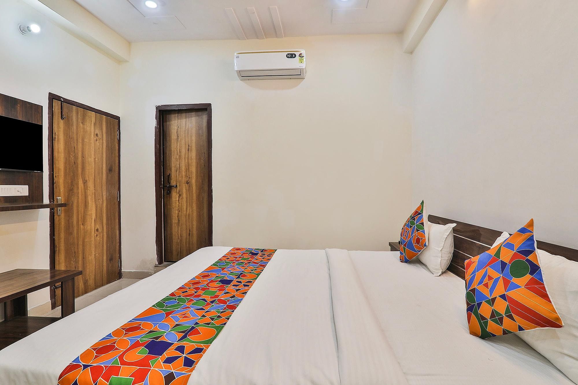 FabHotel Lucknow Inn Deluxe Room 4