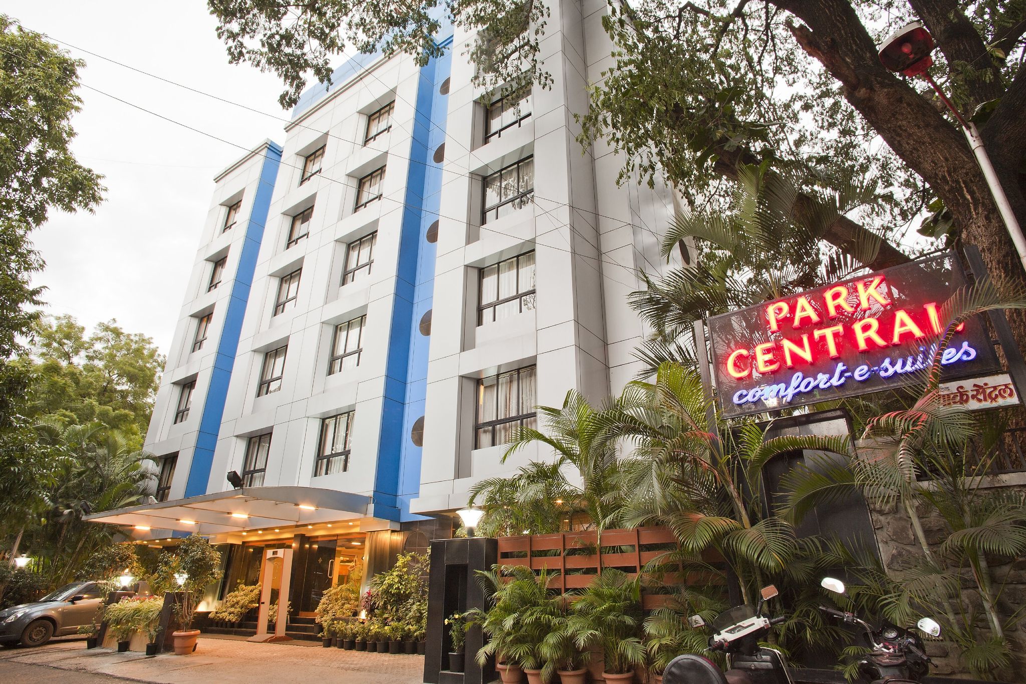 undefined Hotel Park Central Comfort- E- Suites 2