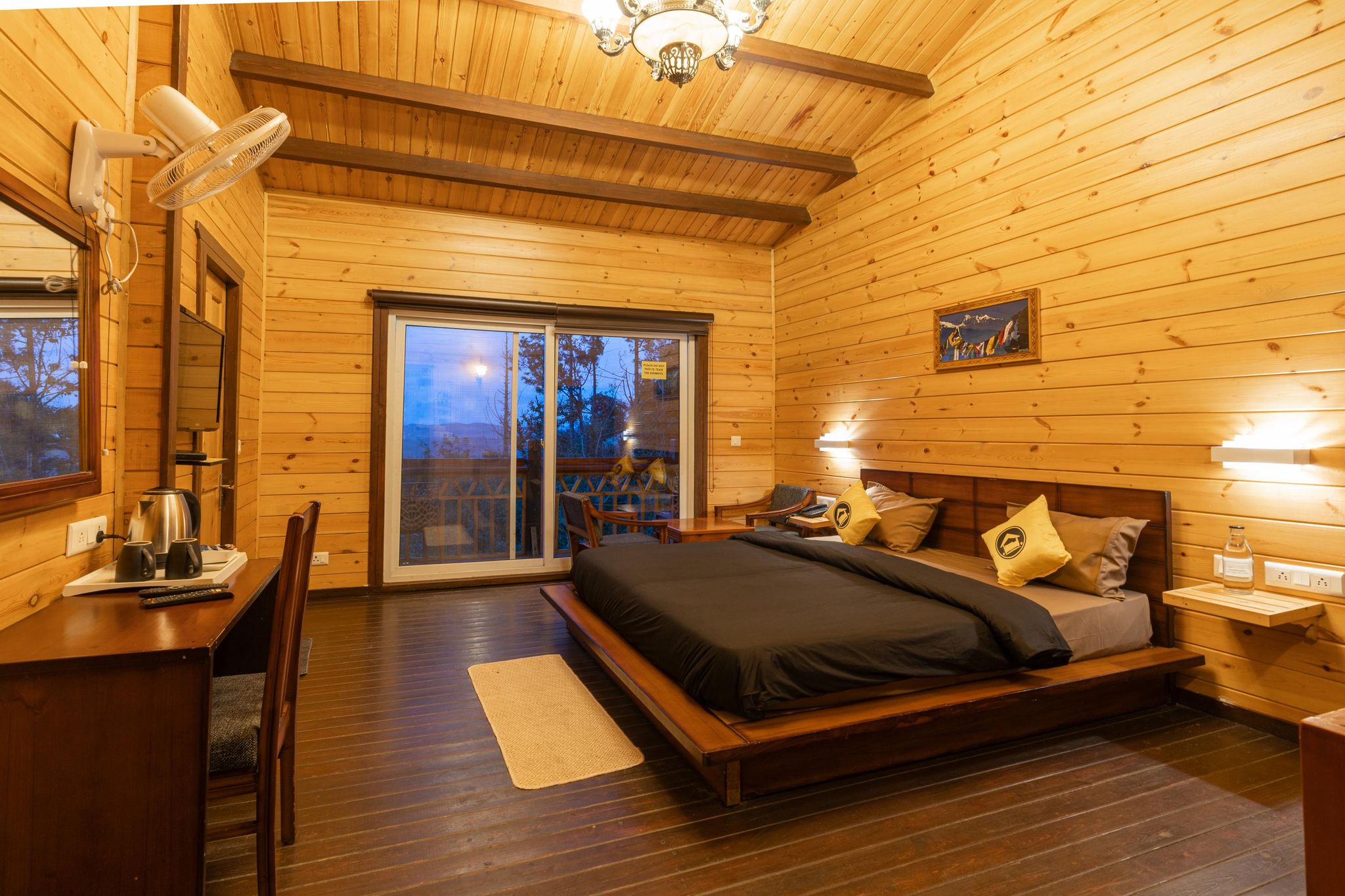 The Hosteller Kasar Devi Superior Double Room with Mountain View and Balcony 2