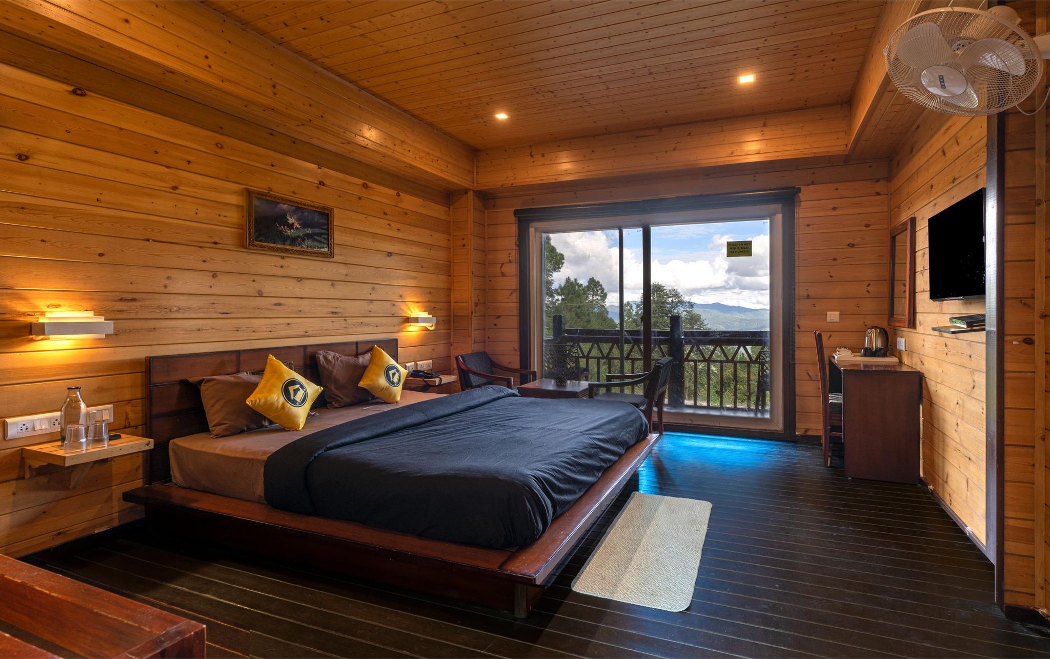 The Hosteller Kasar Devi Superior Double Room with Mountain View and Balcony 5