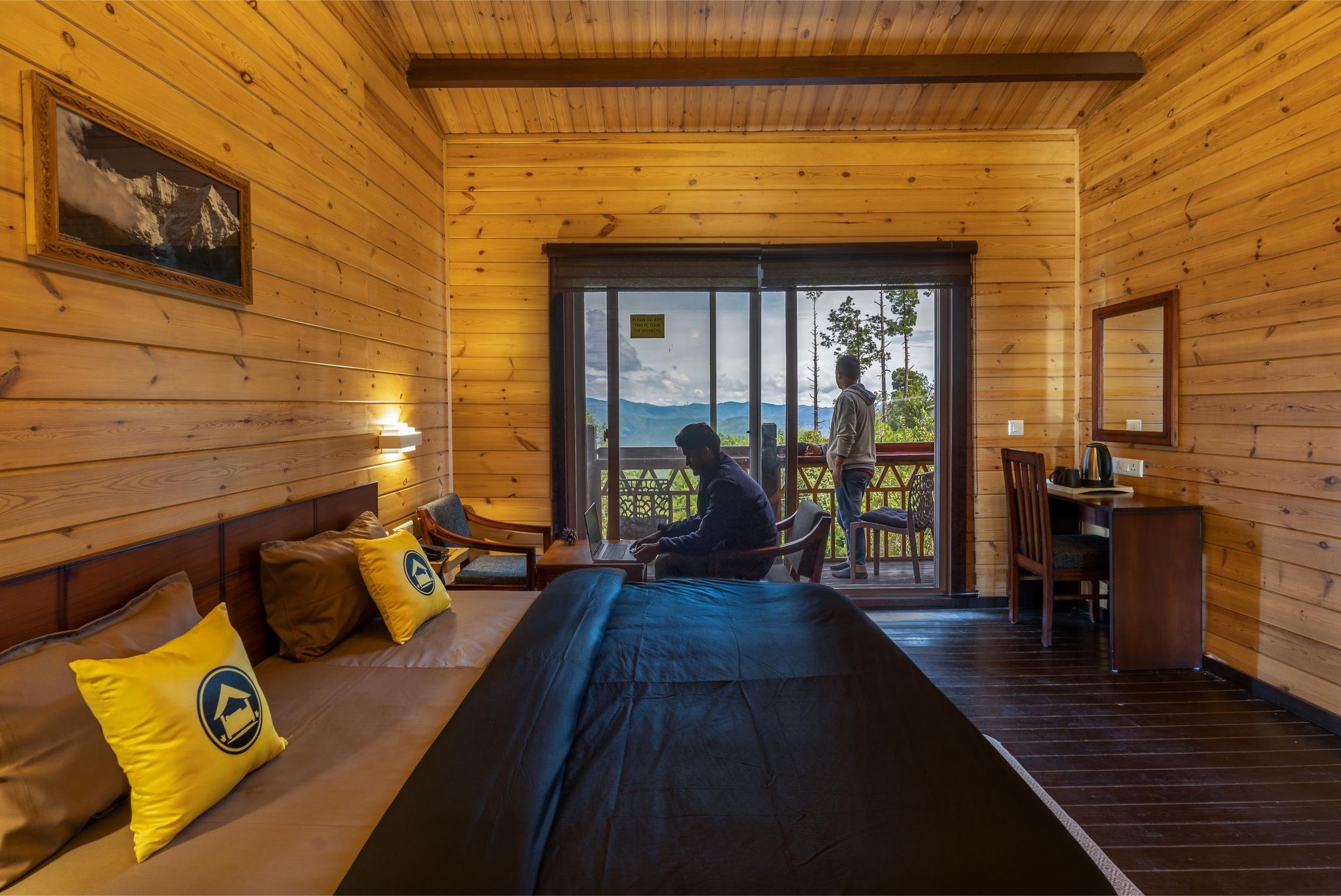 The Hosteller Kasar Devi Superior Double Room with Mountain View and Balcony 4