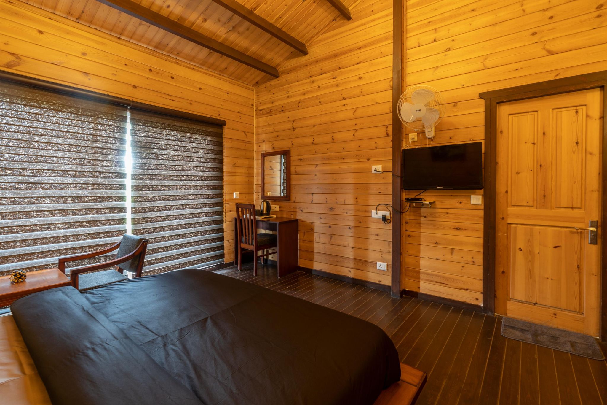 The Hosteller Kasar Devi Superior Double Room with Mountain View and Balcony 3