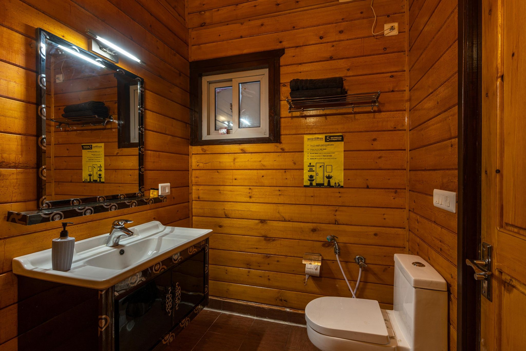 The Hosteller Kasar Devi Superior Double Room with Mountain View and Balcony 7