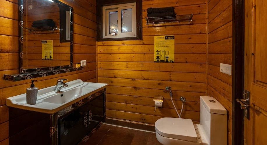 The Hosteller Kasar Devi Superior Double Room with Mountain View and Balcony 6