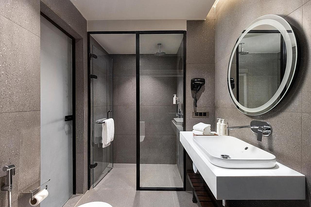 Mercure Chandigarh Tribune Chowk Classic Room with 1 double bed and sofa 4