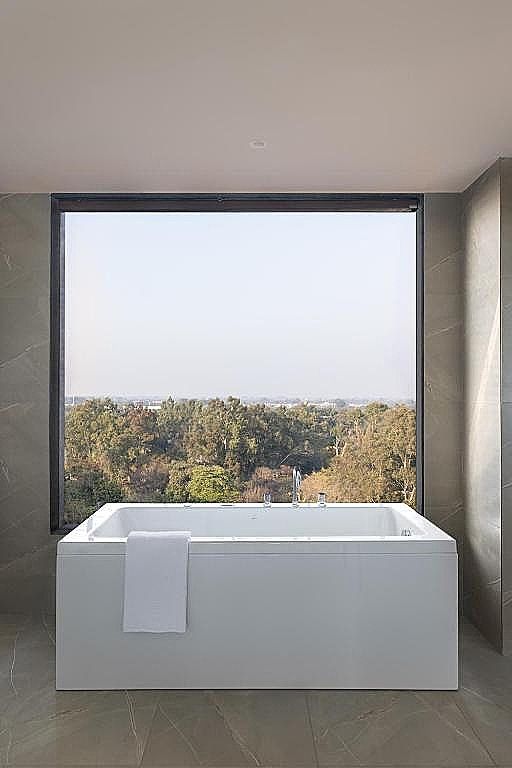 Deep Soaking Bathtub