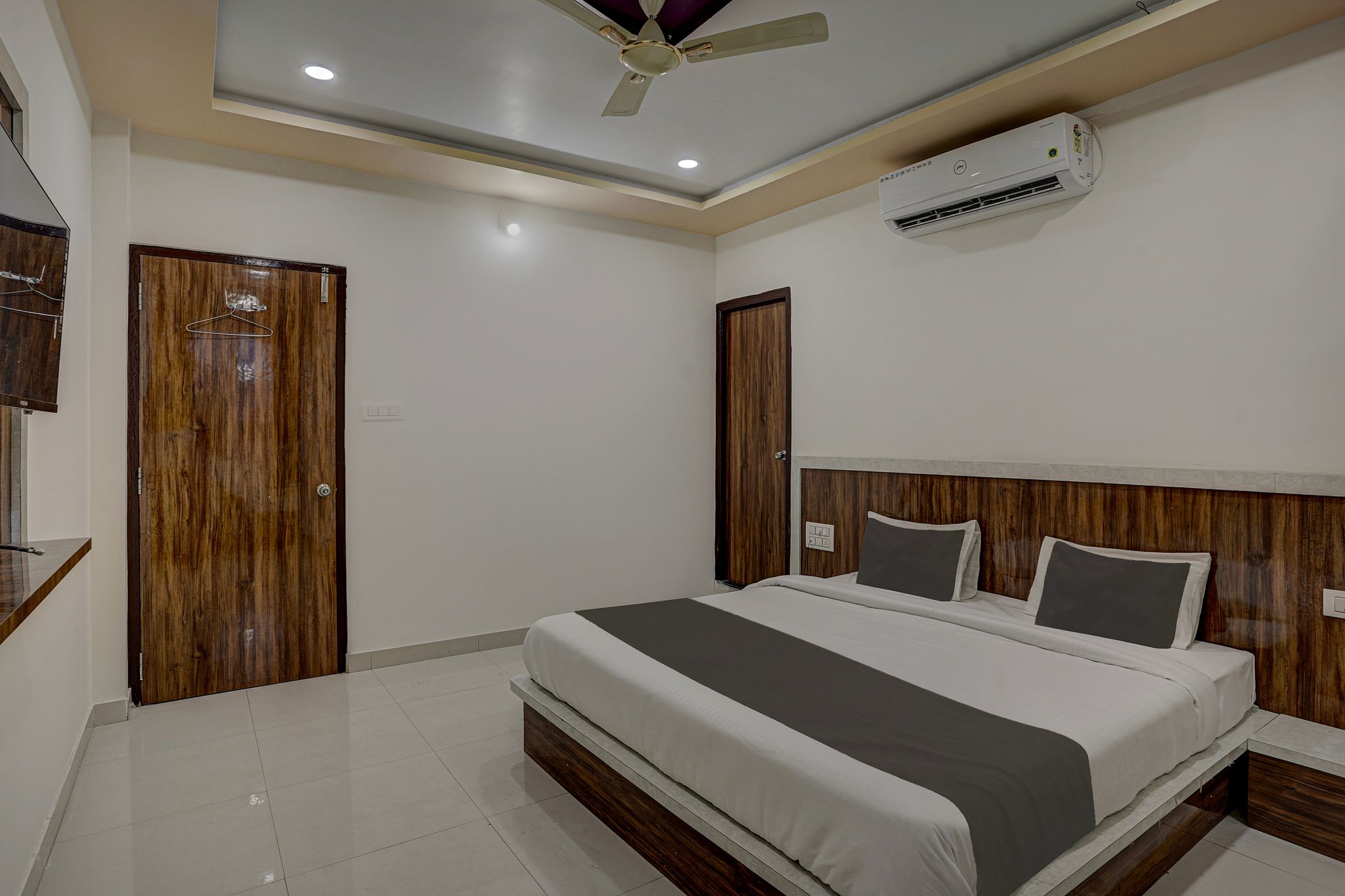 Hotel O Shree Palace Classic 9