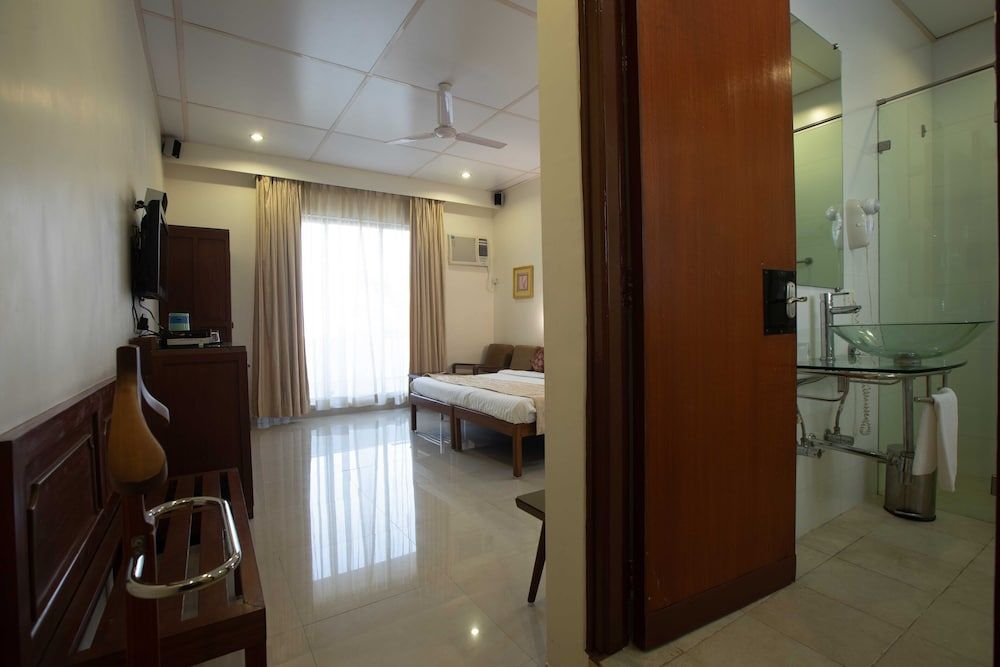 Grand Hotel Deluxe Room, Harbor View 8