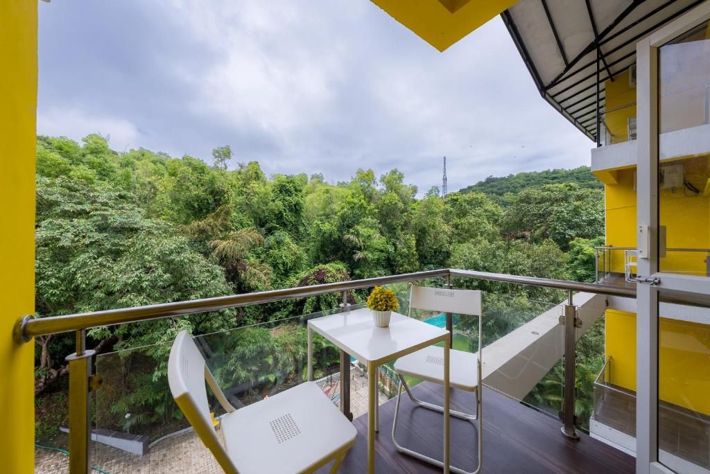 Bed in 6 Bed Mixed Dormitory with Balcony