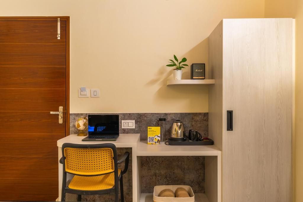 The Hosteller Bangalore, Indiranagar Deluxe Double Room with Balcony 5