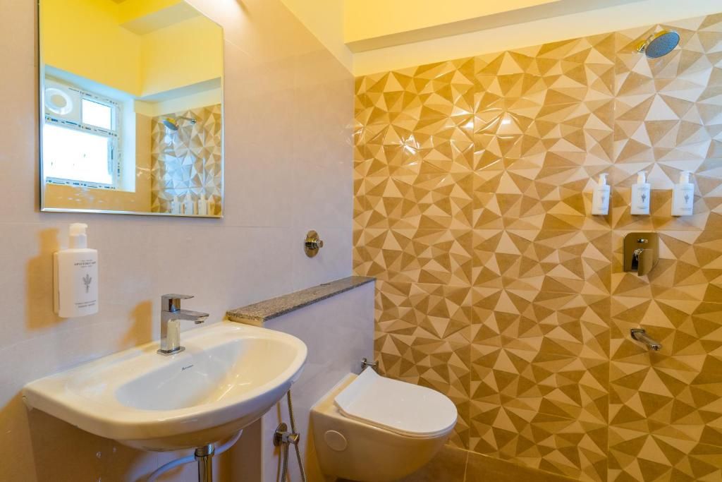 The Hosteller Bangalore, Indiranagar Deluxe Double Room with Balcony 3