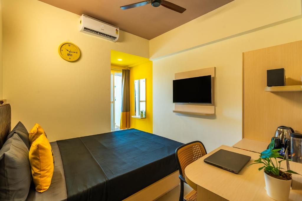 The Hosteller Bangalore, Indiranagar Deluxe Double Room with Balcony 4