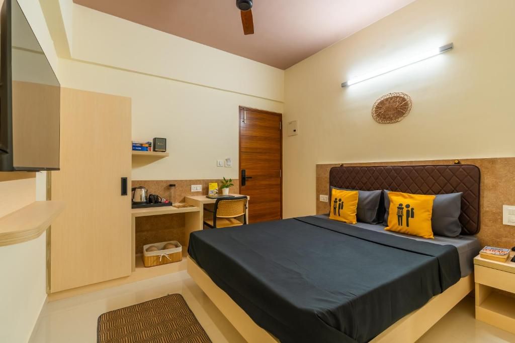 The Hosteller Bangalore, Indiranagar Deluxe Double Room with Balcony 2