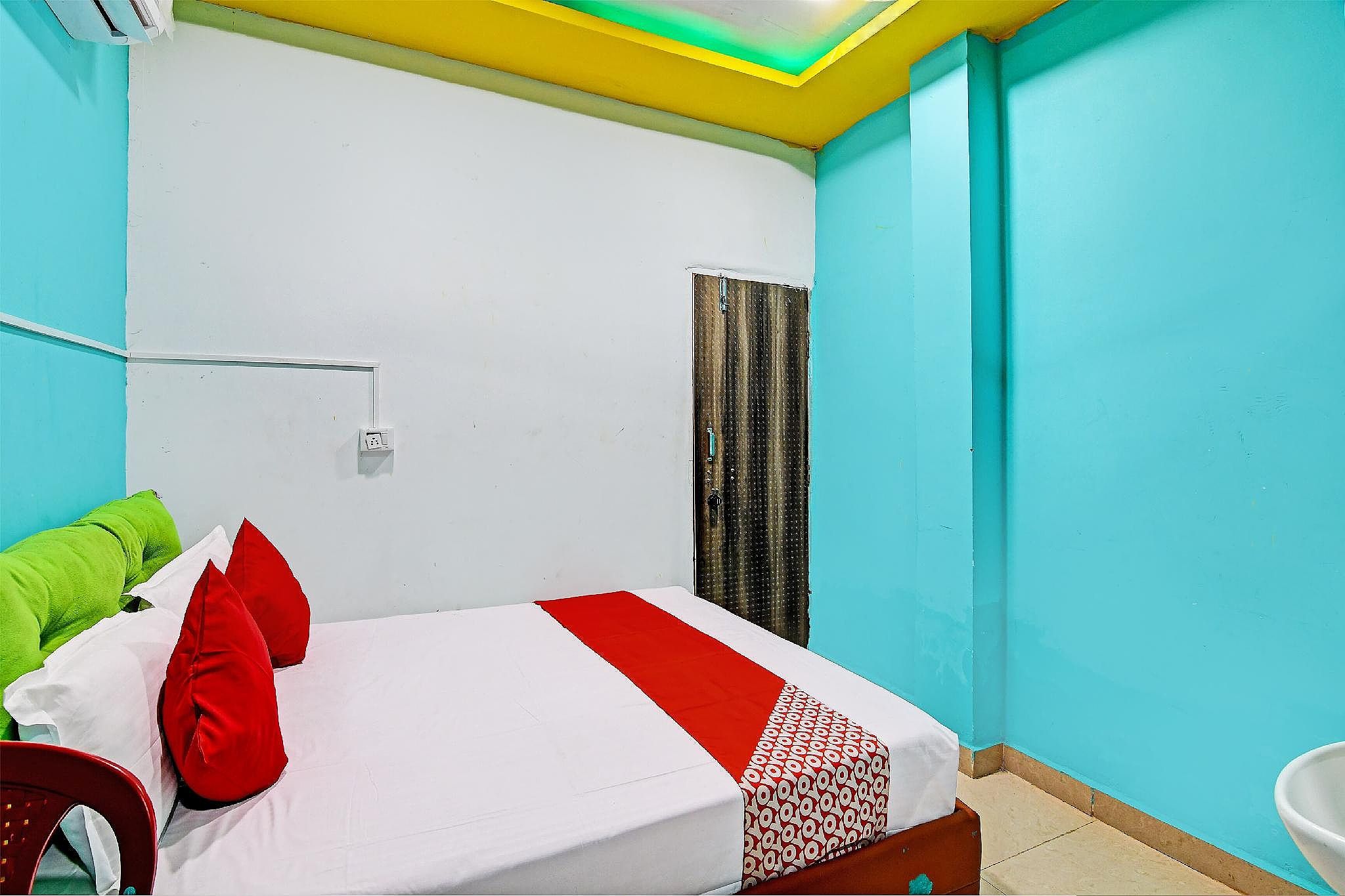 Hotel O Daffodil Lodge Dolphin restaurant Classic 13