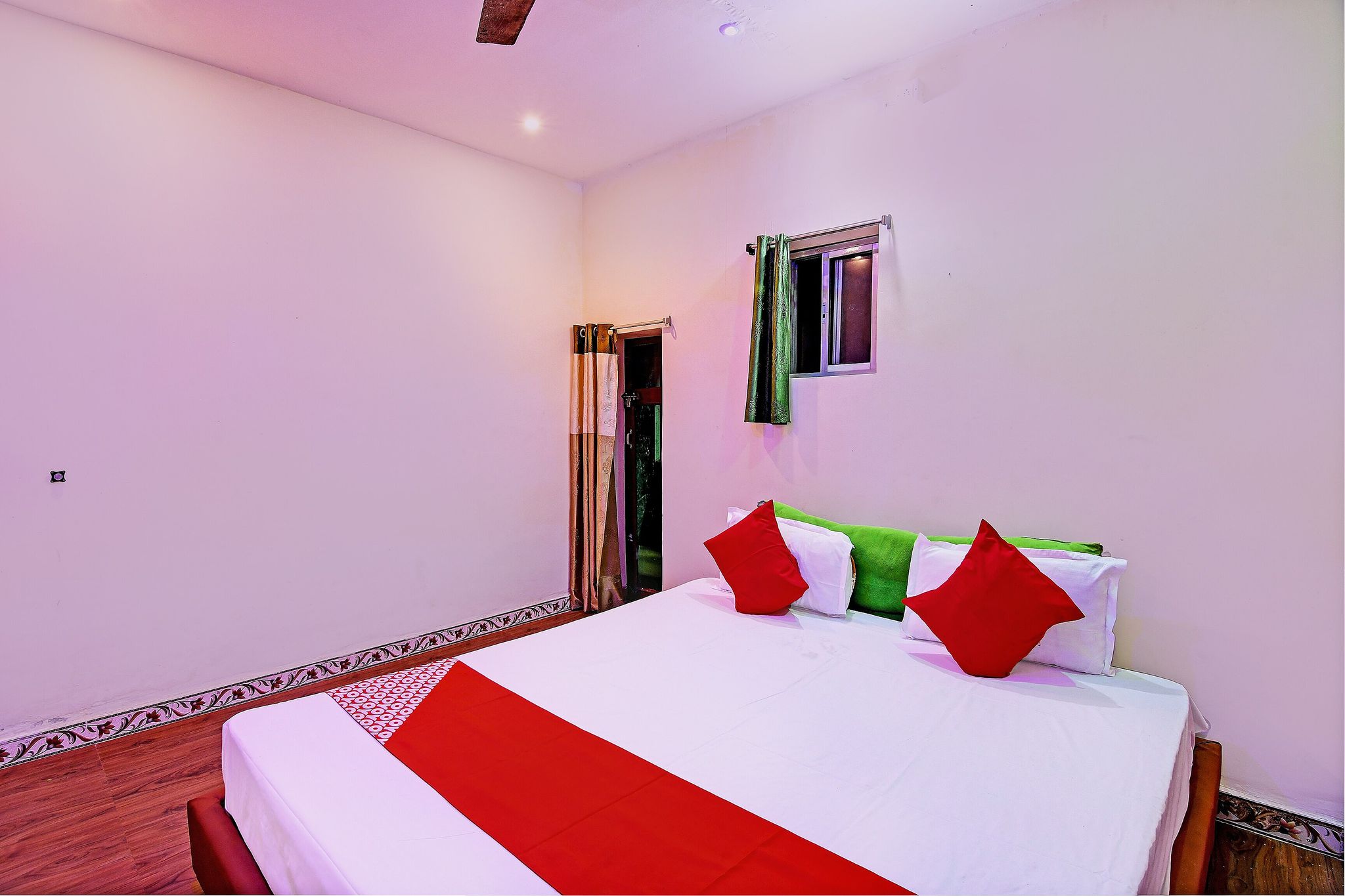 Hotel O Daffodil Lodge Dolphin restaurant Classic 4