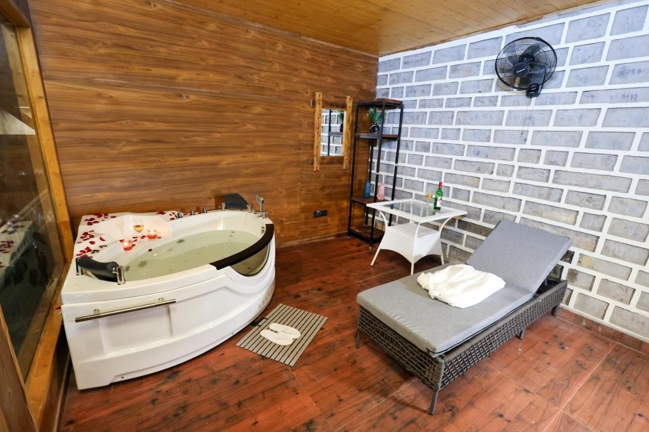 Jacuzzi Cottage
