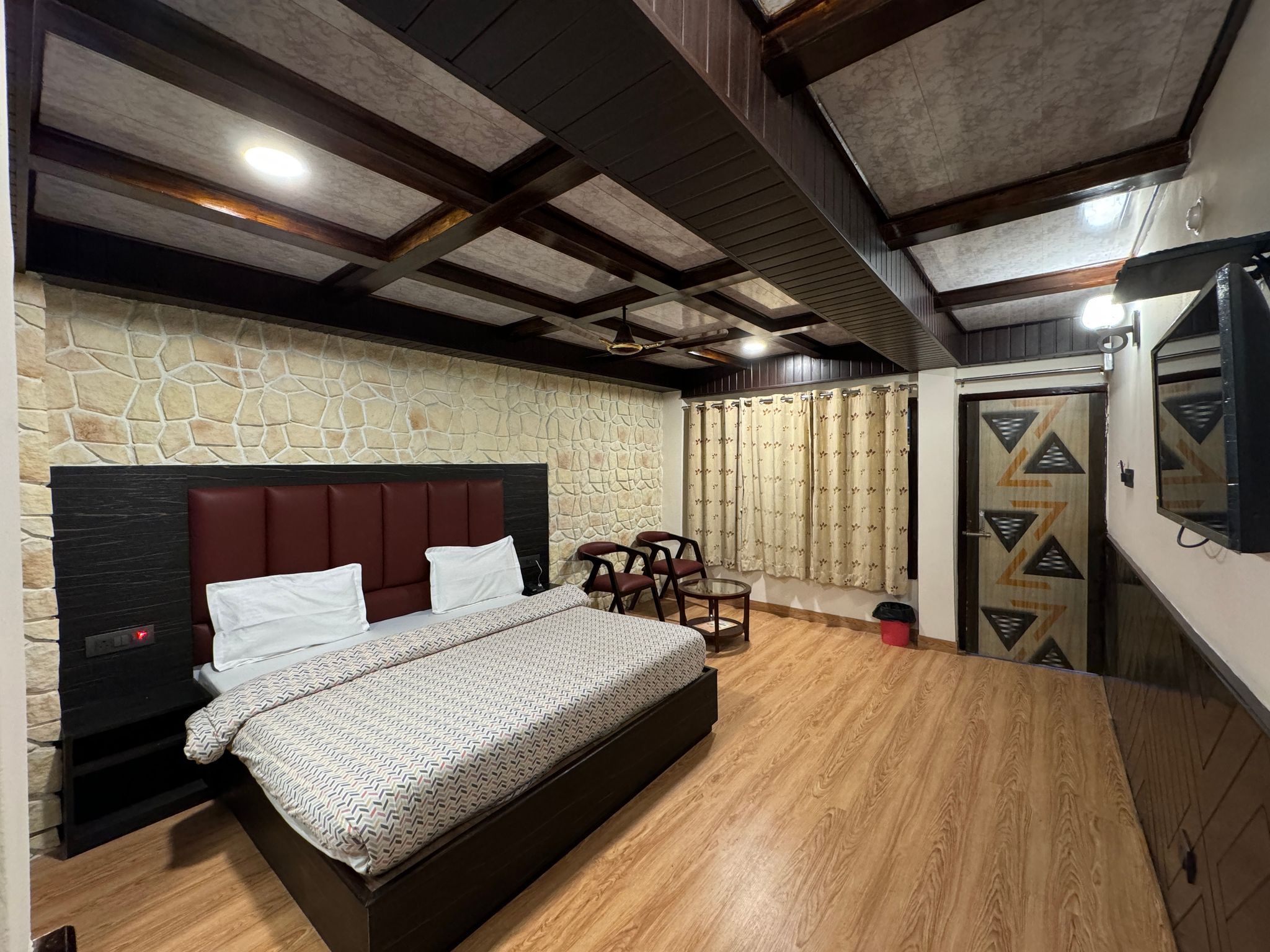 Hotel Capri @ Mall Road Superior Room(2nd Floor) - Double bed room