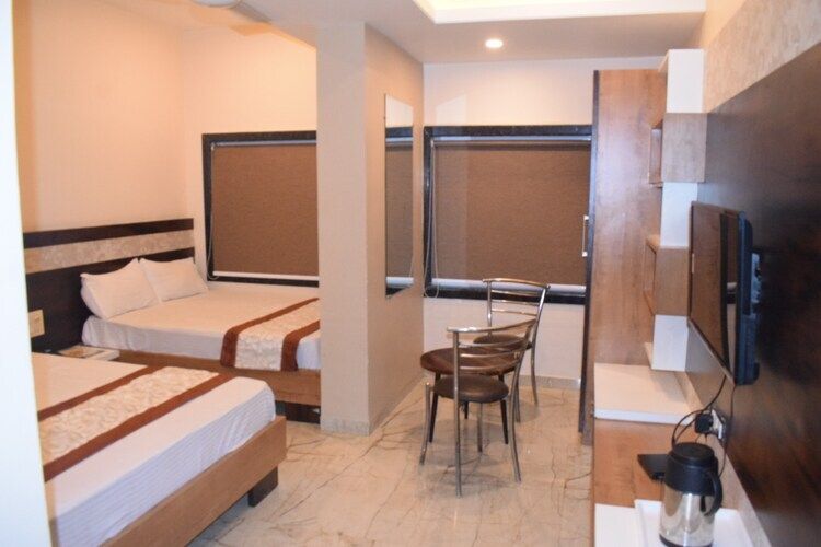 TWIN BED ROOM