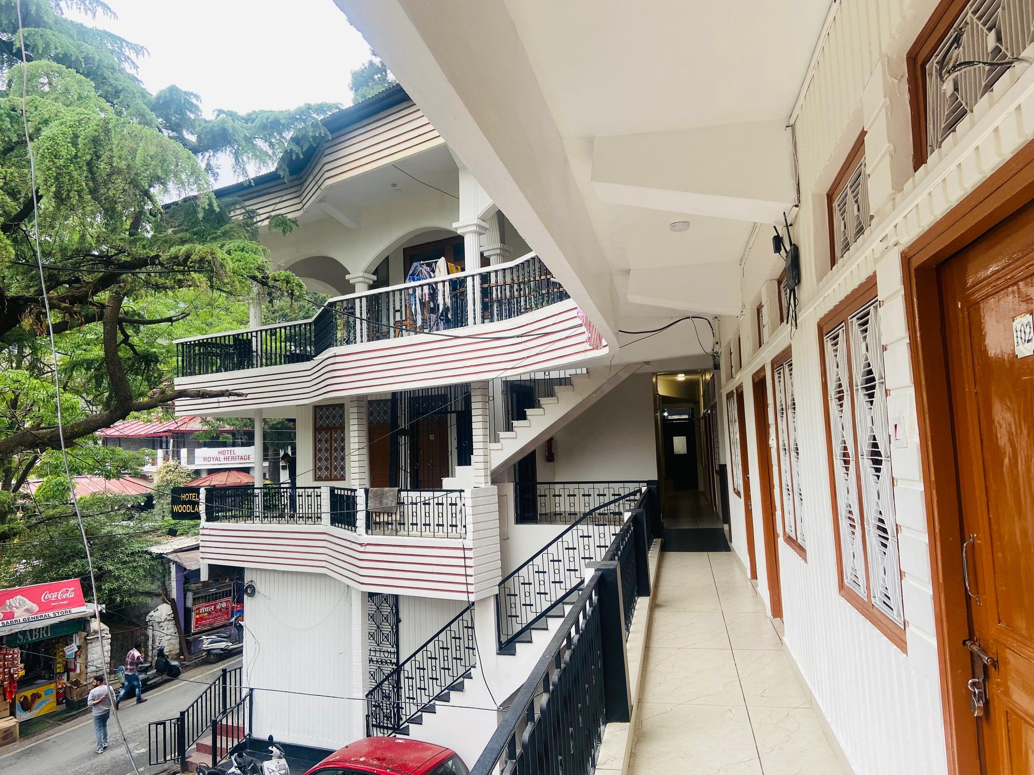 Hotel Woodland (walkable from Mall Road)