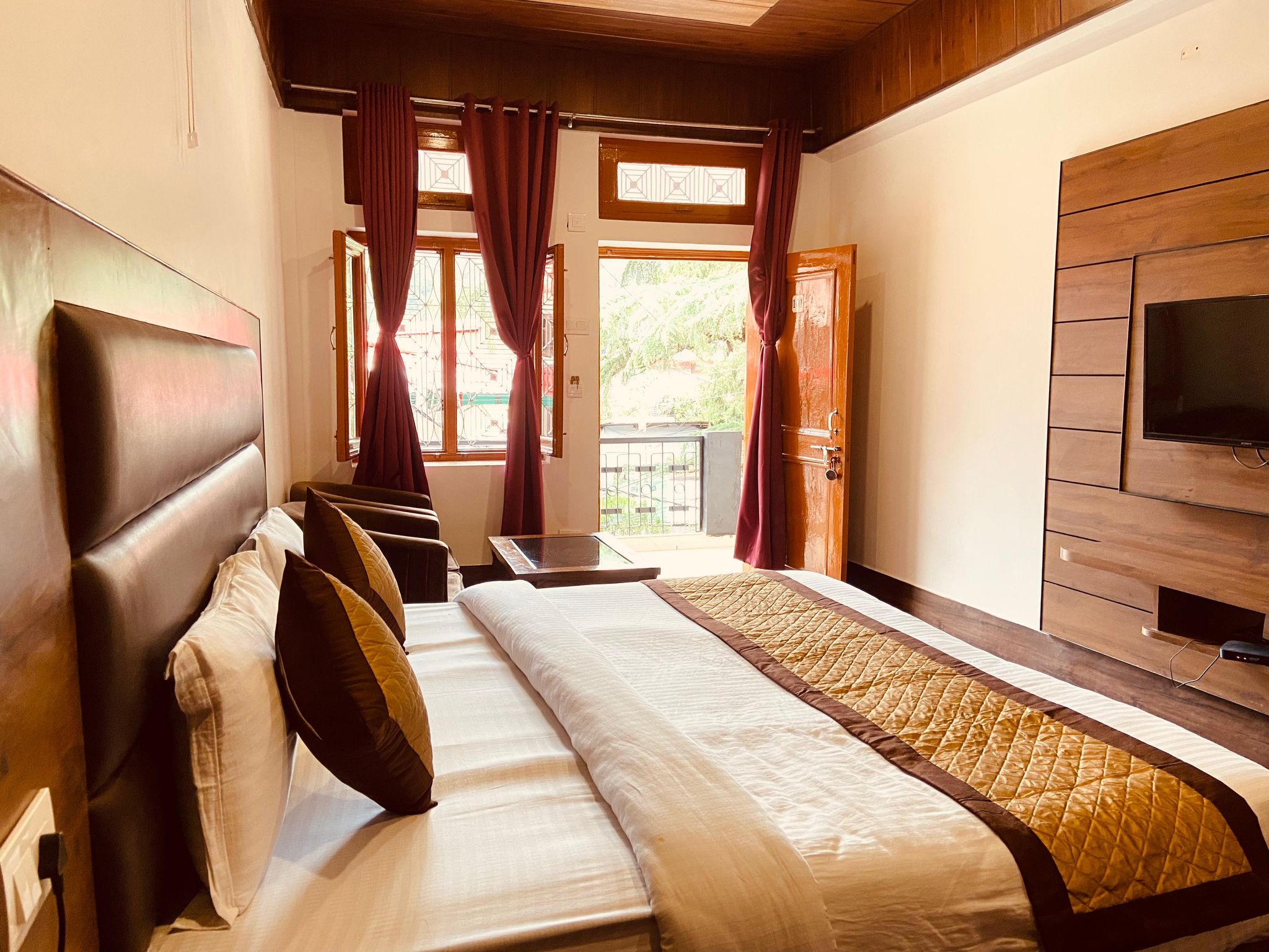 Superior Room ( Front Facing With Balcony)