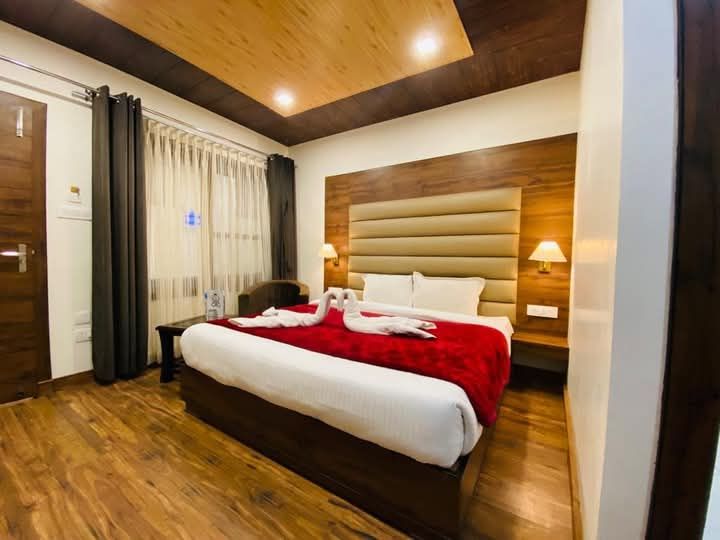 Hotel Woodland (walkable from Mall Road)