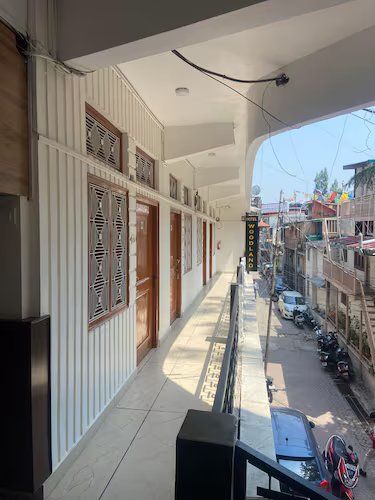 Hotel Woodland (walkable from Mall Road)