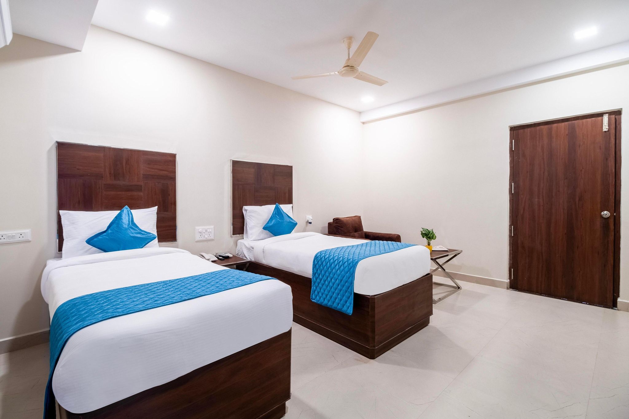 Monday Hotels- Swarnas The Capital SUPERIOR ROOM 12