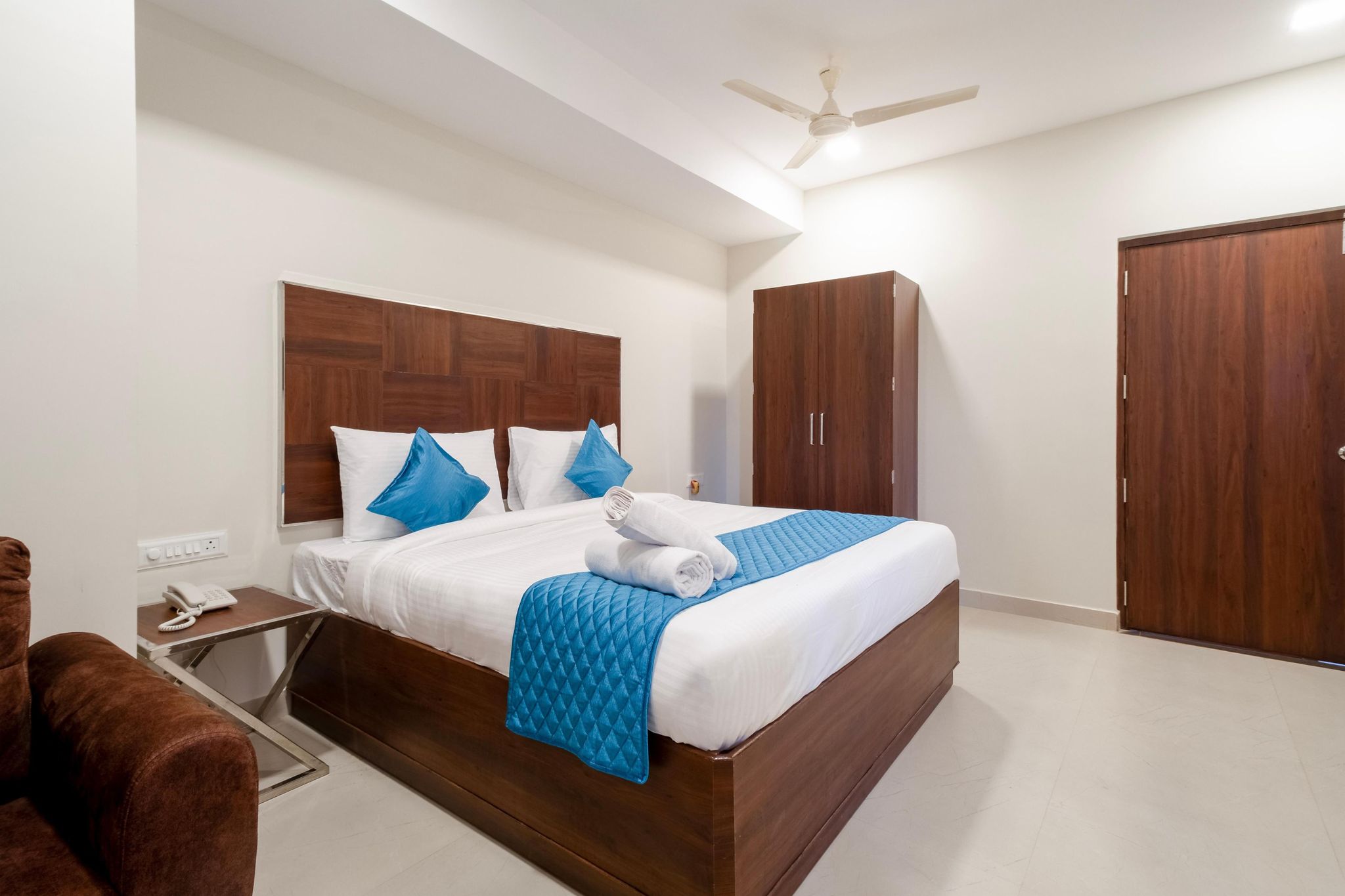 Monday Hotels- Swarnas The Capital SUPERIOR ROOM 9