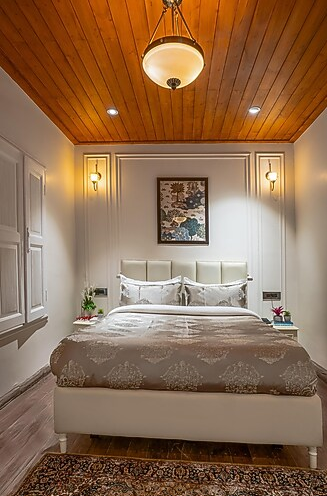 Deluxe Room with No View Queen Bed