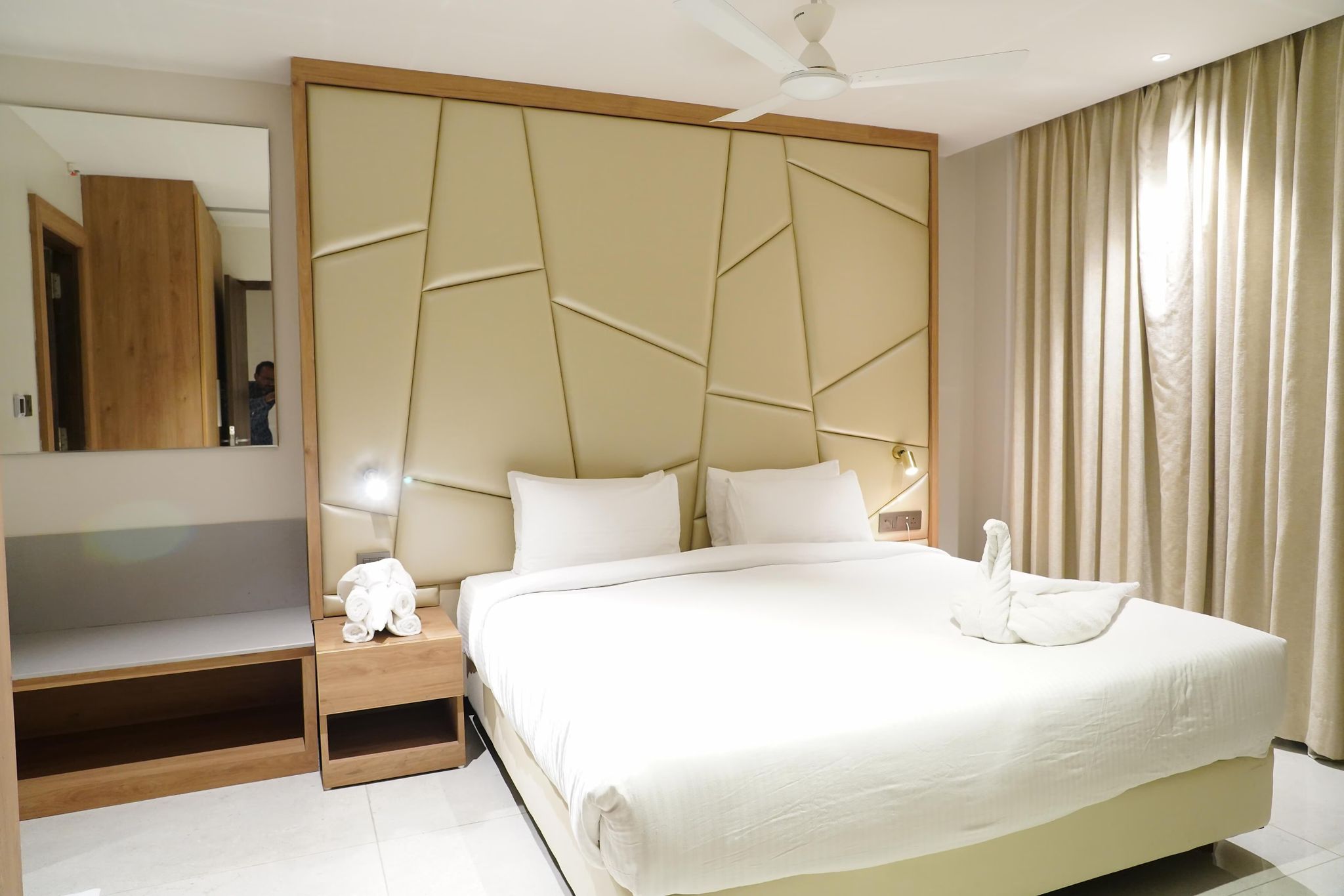 EXECUTIVE ROOM