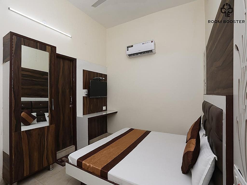 Sehmi's Best Rest Inn Deluxe Room