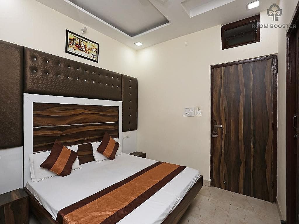 Sehmi's Best Rest Inn Deluxe Room 2