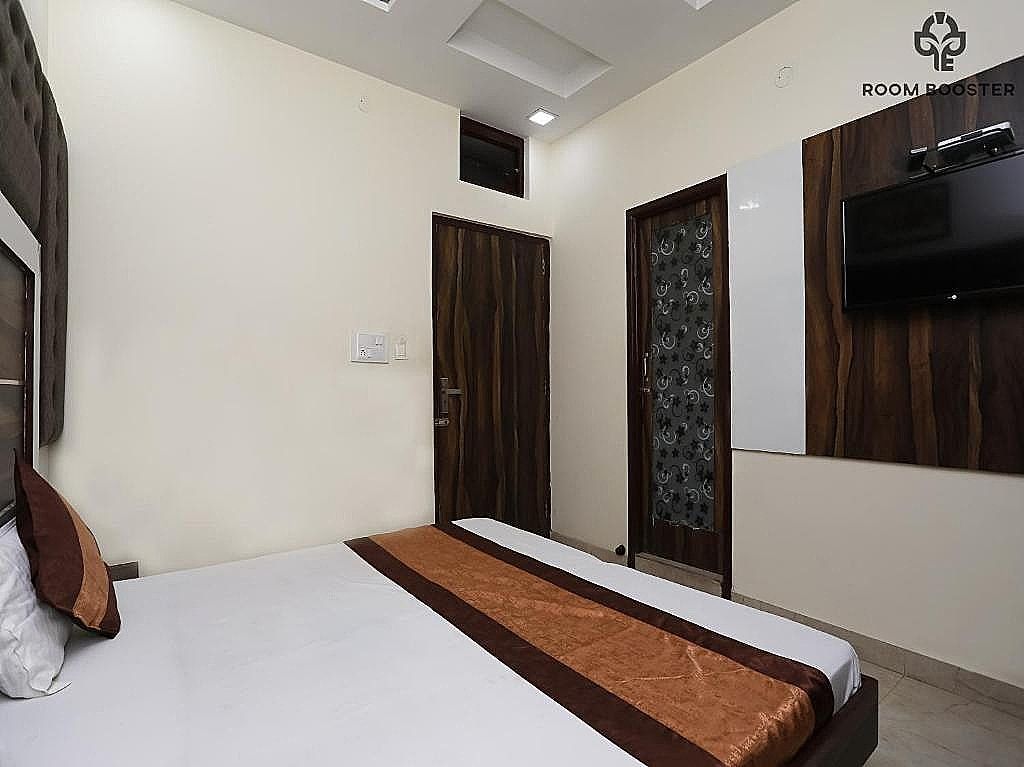 Sehmi's Best Rest Inn Deluxe Room 8