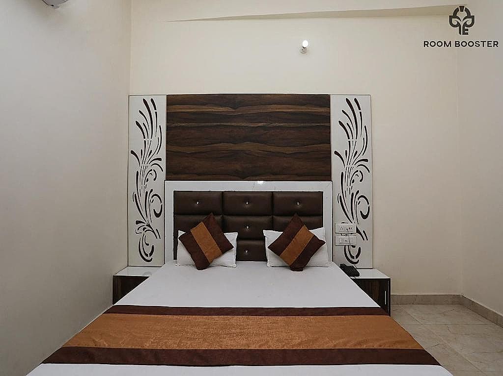 Sehmi's Best Rest Inn Deluxe Room 4