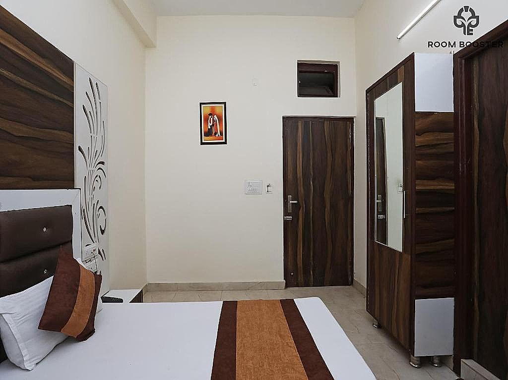 Sehmi's Best Rest Inn Deluxe Room 7