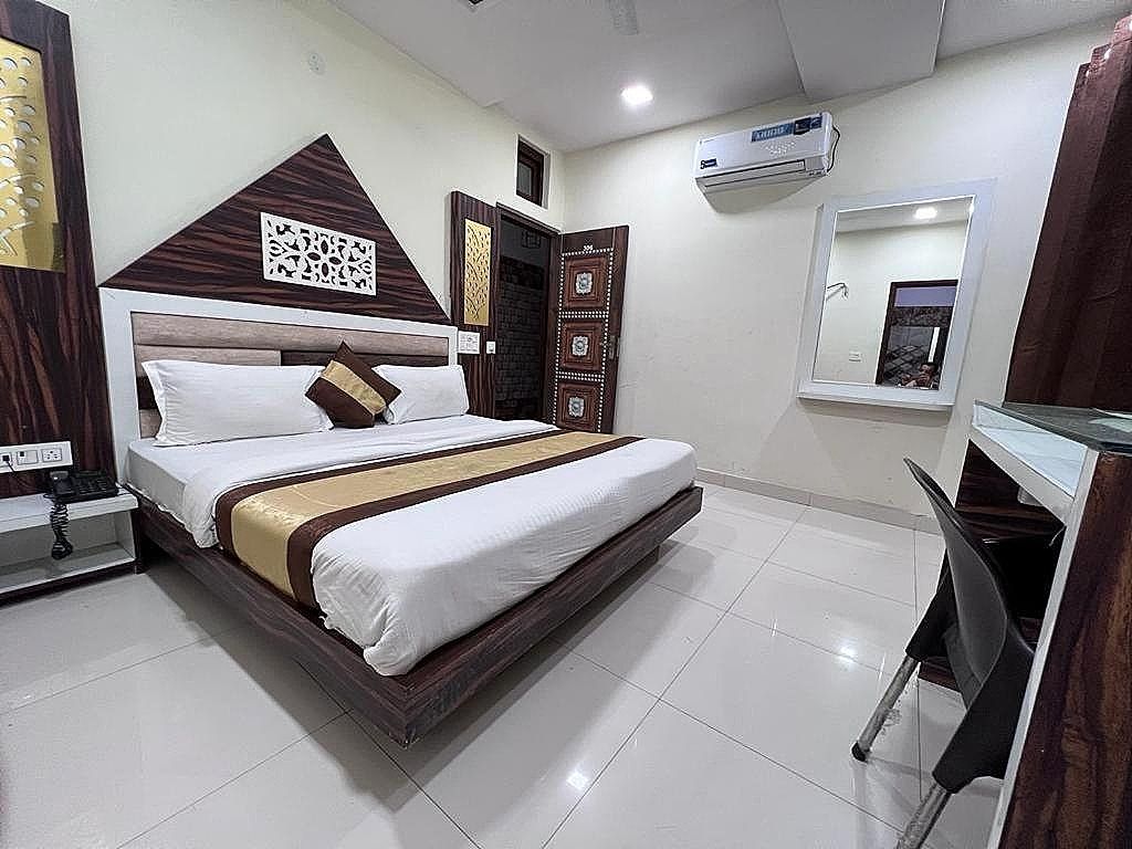 Sehmi's Best Rest Inn Deluxe Room 9