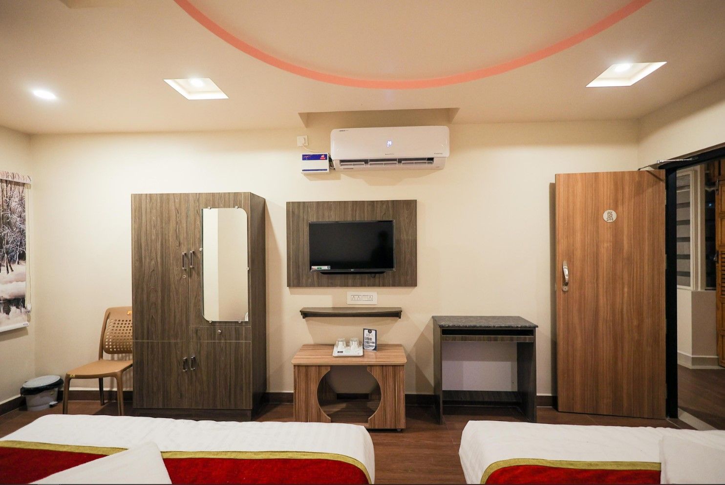 DELUXE ROOM